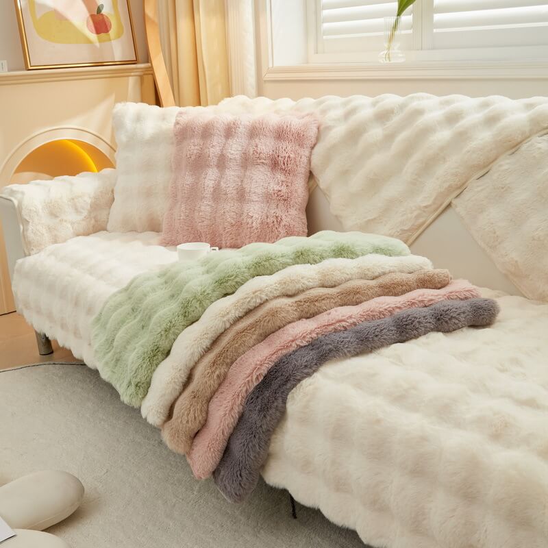 Plush non-slip couch cover. Middlepet™