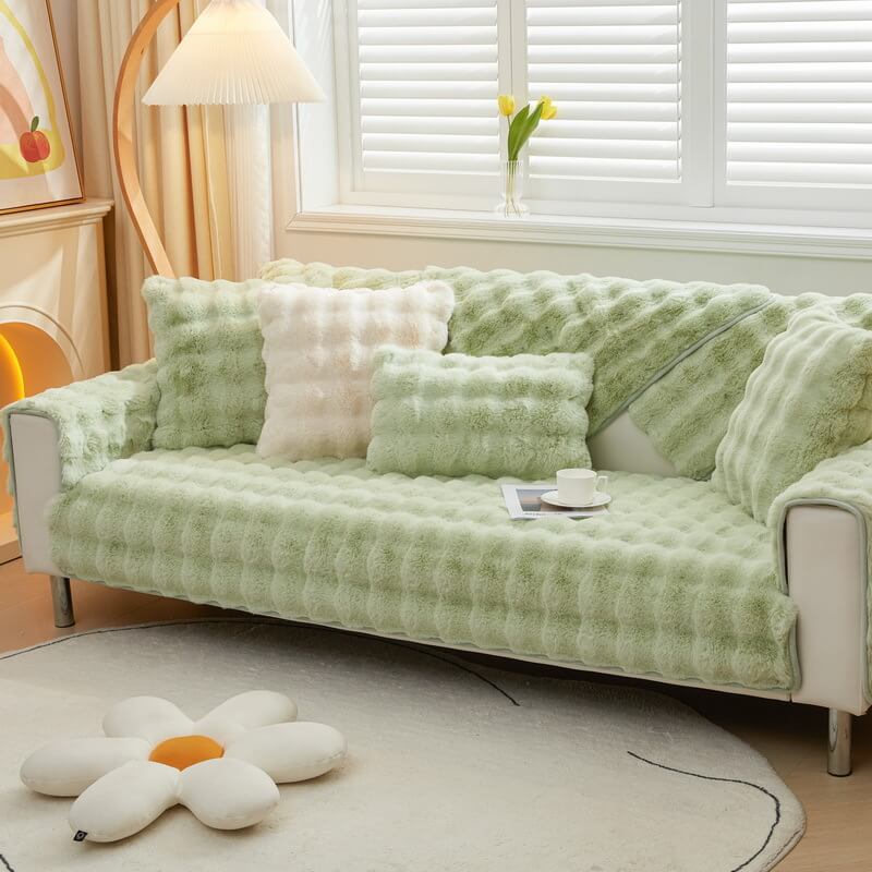 Plush non-slip couch cover. Middlepet™